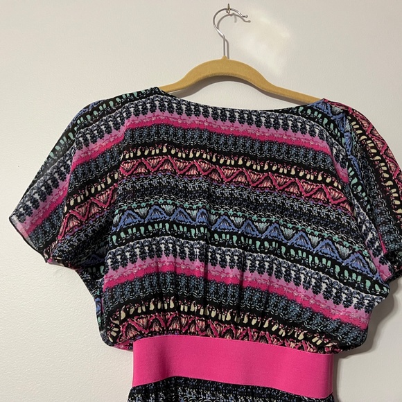 Patterned Dress with Short Sleeves - Picture 2 of 4